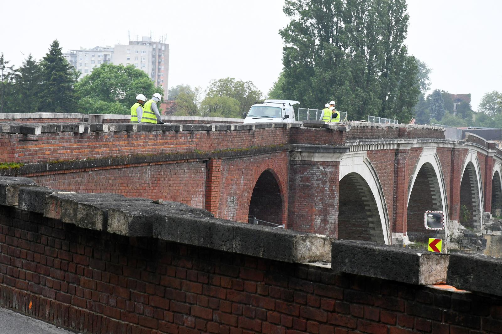 09.05.2023., Sisak - Pocela je sanacija, u potresu ostecenog Starog mosta, zbog cega je ovaj most preko Kupe zatvoren i za vozila,a i za pjesake.   Photo: Nikola Cutuk/PIXSELL