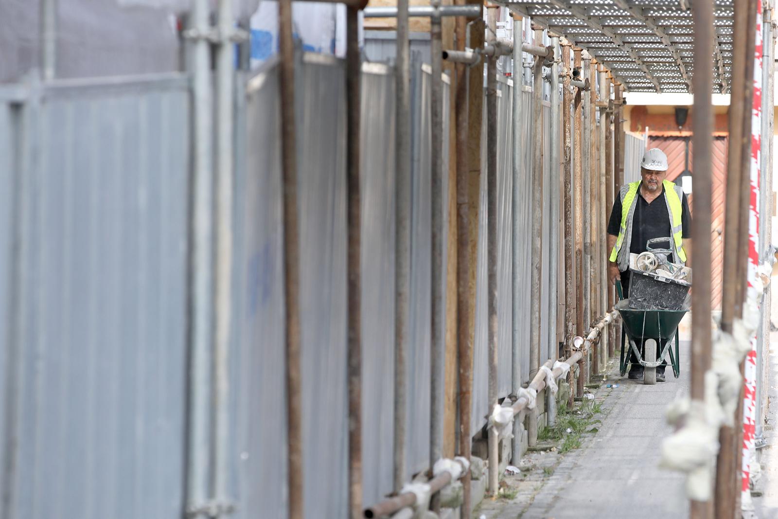 09.06.2023., Zagreb - Dok se po prometu u Zagrebu moze zakljuciti da je znatan dio gradjana spojio blagdan sa vikendom, za radnike na obnovi koji love rokove nema spajanja. Photo: Patrik Macek/PIXSELL