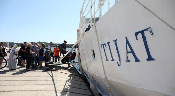 07.06.2023.,Sibenik-Kada je 1954 zajedno sa svoja dva brata u splitskom 
brodogradilistu sagradjen brod Tijat otocanima je laknulo.Dobili su svakodnevnu vezu sa kopnom a to je bilo njima najvaznije.Tijat vec 68 godina bez prestanka plovi,odoljevajuci svim nevremenima.Kazu sibenski otocani na pruzi Sibenik-Zlarin- Prvic Luka-Prvic Sepurina-Vodice-Sibenik da je Tijat najvoljeniji brod "na svitu".Tijatom su isli u grad,u rodiliste,sa novorodjenim bebama se vracali na otoke,sa otoka isli u skolu,na posao,vozija ih je i kada su krenuli na studije i vracao kao inzinjere,doktore.Na njemu se zaljubljivalo,zivilo,uzivalo a kada bi kucnuo posljednje cas sa Tijatom su se vracali na otoke,na vjecni pocinak.Nikada ih nije ostavio,uz njega su bili sigurni a danas mu vracaju ljubavlju tu ljubav i nedaju svoj Tijat.
Photo: Dusko Jaramaz/PIXSELL Photo: Dusko Jaramaz/PIXSELL