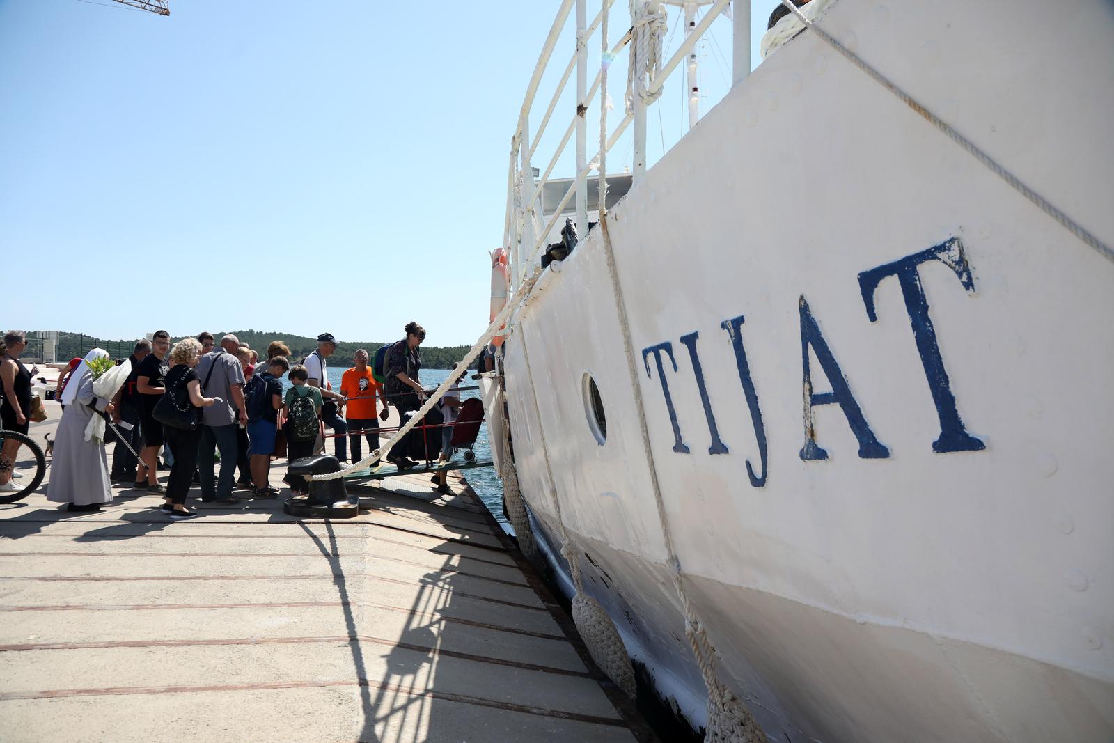 07.06.2023.,Sibenik-Kada je 1954 zajedno sa svoja dva brata u splitskom 
brodogradilistu sagradjen brod Tijat otocanima je laknulo.Dobili su svakodnevnu vezu sa kopnom a to je bilo njima najvaznije.Tijat vec 68 godina bez prestanka plovi,odoljevajuci svim nevremenima.Kazu sibenski otocani na pruzi Sibenik-Zlarin- Prvic Luka-Prvic Sepurina-Vodice-Sibenik da je Tijat najvoljeniji brod "na svitu".Tijatom su isli u grad,u rodiliste,sa novorodjenim bebama se vracali na otoke,sa otoka isli u skolu,na posao,vozija ih je i kada su krenuli na studije i vracao kao inzinjere,doktore.Na njemu se zaljubljivalo,zivilo,uzivalo a kada bi kucnuo posljednje cas sa Tijatom su se vracali na otoke,na vjecni pocinak.Nikada ih nije ostavio,uz njega su bili sigurni a danas mu vracaju ljubavlju tu ljubav i nedaju svoj Tijat.
Photo: Dusko Jaramaz/PIXSELL Photo: Dusko Jaramaz/PIXSELL