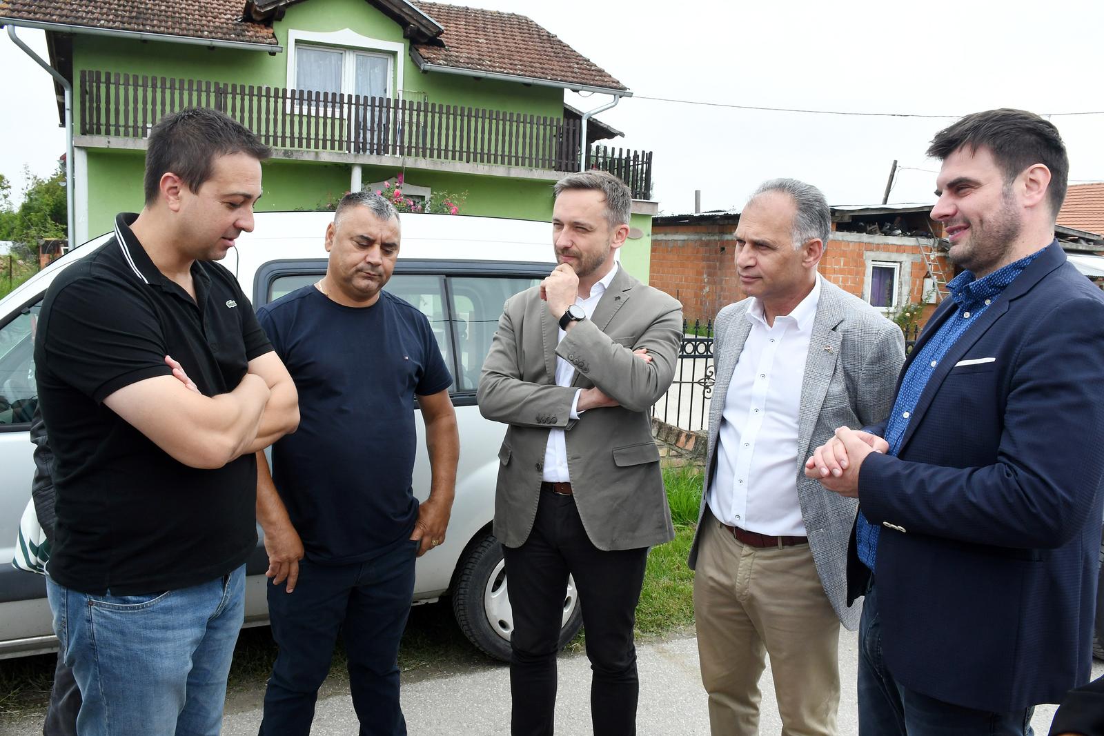 09.06.2023.,Sisak,Capraske Poljane - Svecanost pocetka radova na izgradnji drustvenog doma za potrebe lokalne romske zajednice  u organizaciji Saveza Roma u RH "KALI SARA". Radove je otvorila predsjednica KALA SARA Suzana Krèmar, saborski zatupnik Veljko Kajtazi te ravnatelj Ureda za ljudska prava i prava nacionalnih manjina Vlade RH Alen Tahiri. Dogadjaju je,kao izalanik Vlade RH nazocip ministar Marin Piletic i sisacko-moslavacki zupan Ivan Celjak.  Photo: Nikola Cutuk/PIXSELL
