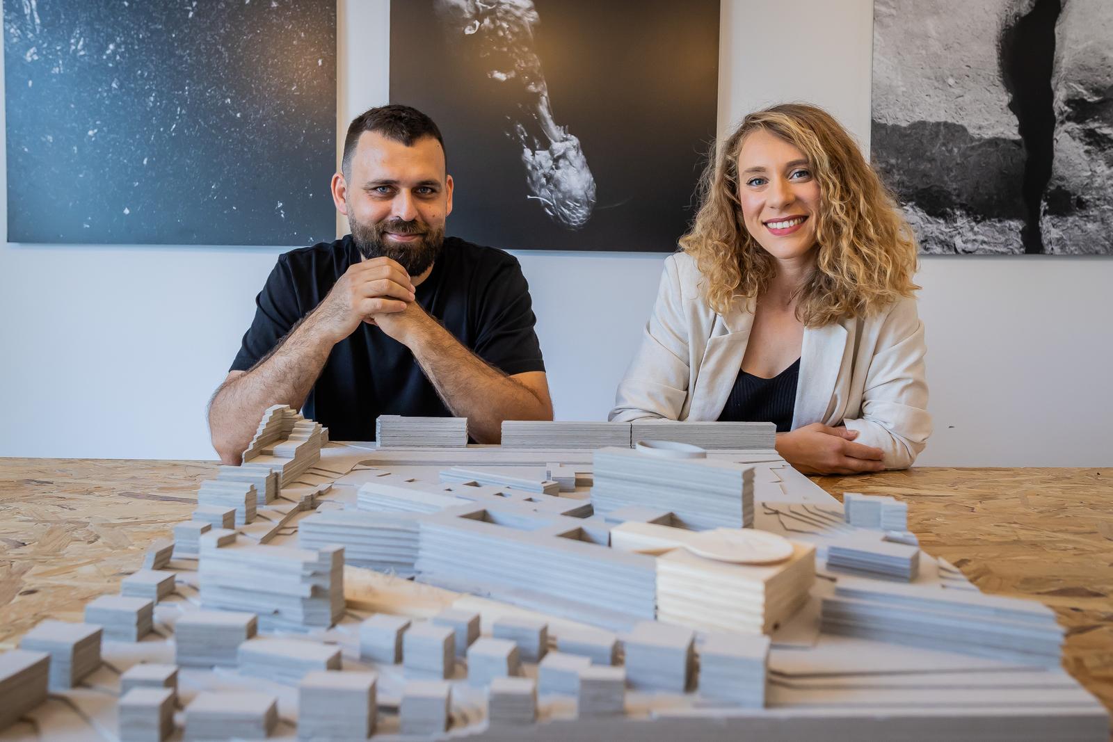 09.06.2023., Split - Arhitektonski biro “Prostorna Taktika”. Arhitektonski ured Prostorna Taktika Vlasnica Antonija Vuletic i Luka Cvitan sa svojim timom radili su na projektiranju novog bolnickog centra ovi veliki Centar akutne medicine s objedinjenim hitnim bolničkim prijemima unutar KBC Firule u Splitu. Antonija Vuletic i njen suprug i poslovni partner Luka Cvitan. Photo: Zvonimir Barisin/PIXSELL