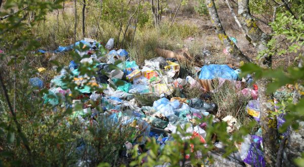 09.09.2022., Sibenik - Zbog ucestaloga odlaganja smeca uz cestu u Dubravi kod Sibenika mjestanin ostavio poruku nesavjesnom gradjaninu. Photo: Hrvoje Jelavic/PIXSELL