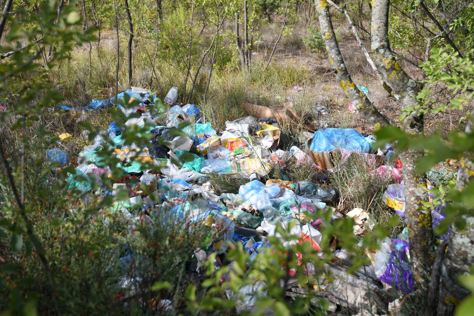 09.09.2022., Sibenik - Zbog ucestaloga odlaganja smeca uz cestu u Dubravi kod Sibenika mjestanin ostavio poruku nesavjesnom gradjaninu. Photo: Hrvoje Jelavic/PIXSELL