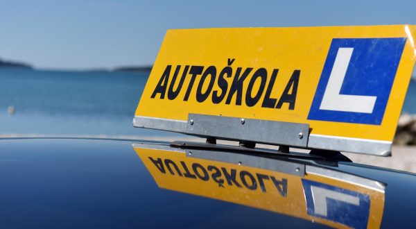 10.05.2020., Brodarica - Odlukom Stozera Civilne zastite od sutra startaju sa radom i auto skole uz pridrzavanje zadanih mjera zasite od sirenje koronavirusa. Tomislav Banovac vlasnik autoskole Zeleni Val priprema svoja vozila sa sutrasnje voznje.rPhoto: Hrvoje Jelavic/PIXSELL