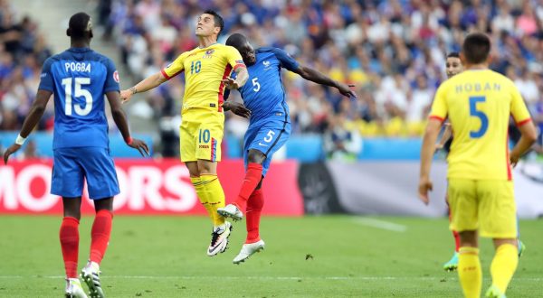 10.06.2016., stadion Stade de France, Pariz, Francuska - Europsko nogometno prvenstvo EURO 2016., skupina A, 1. kolo, Francuska Rumunjska. Nicolae Stanciu, N Golo Kante. Photo: Sanjin Strukic/PIXSELL