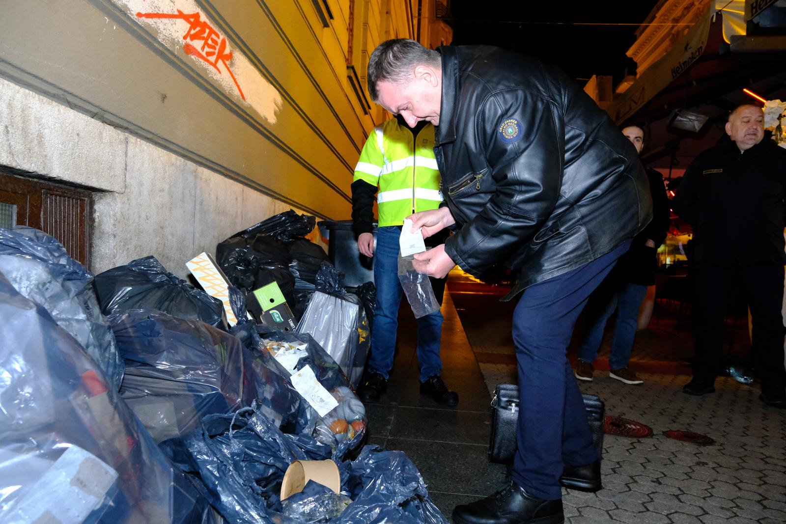 11.03.2023., Zagreb - Cistoca i Komunalac nadziru kako se gradjani i poslovni prostori ponasaju u vezi odlaganja otpada u centru grada. Photo: Slaven Branislav Babic/PIXSELL