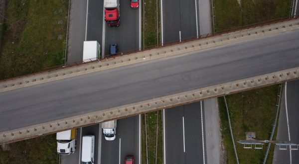 11.04.2023., Zagreb - Velike guzve na zagrebackoj obilaznici u smjeru zapada. Kolona je duga nekoliko kilometara od Rugvice do izlaza Buzin. Guzva snimljena iz zraka. Photo: Igor Kralj/PIXSELL