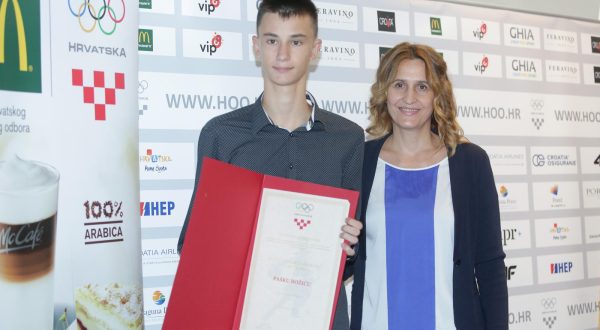 11.09.2017., Zagreb - Hrvatski olimpijski odbor i Odbor za Nagradu dodijelili su Nagrade "Drazen Petrovic 2017." za izvanredne sportske rezultate mladih i darovitih hrvatskih sportasa, a u znak proslave Hrvatskog olimpijskog dana, osnutka HOO-a (10. rujna 1991.). Danira Bilic i taekowondoas Pasko Bozic koji je proglasen najvecom nadom hrvatskog sporta. "nPhoto: Luka Stanzl/PIXSELL