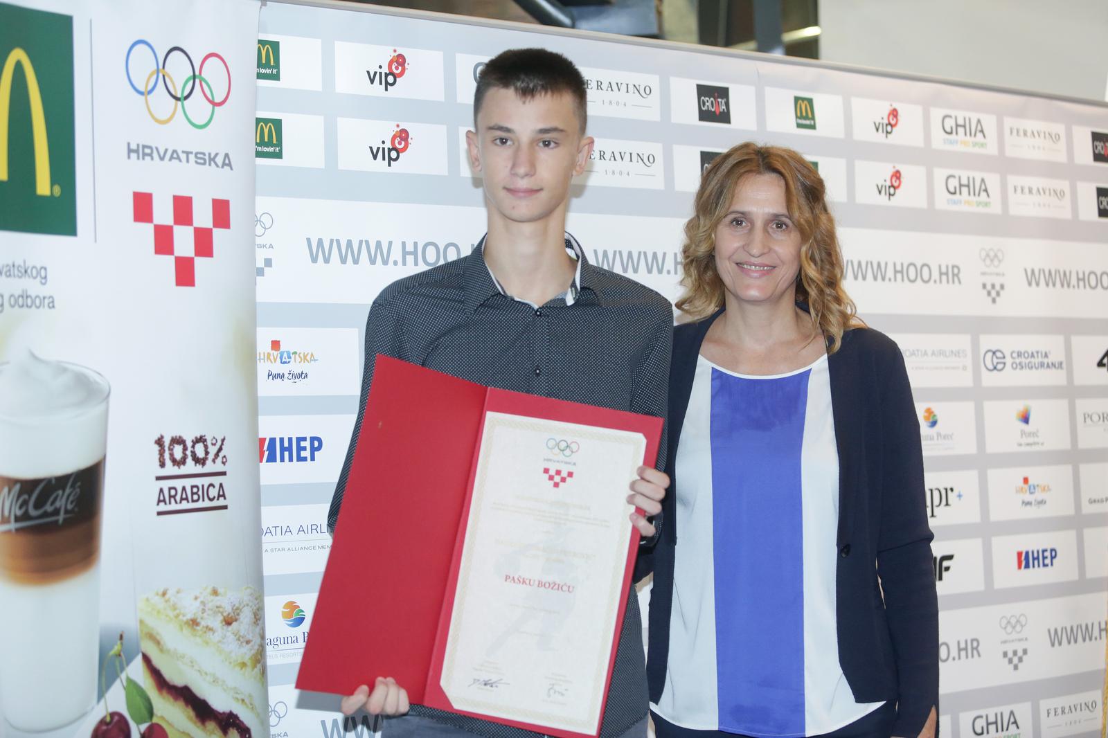 11.09.2017., Zagreb - Hrvatski olimpijski odbor i Odbor za Nagradu dodijelili su Nagrade "Drazen Petrovic 2017." za izvanredne sportske rezultate mladih i darovitih hrvatskih sportasa, a u znak proslave Hrvatskog olimpijskog dana, osnutka HOO-a (10. rujna 1991.). Danira Bilic i taekowondoas Pasko Bozic koji je proglasen najvecom nadom hrvatskog sporta. "nPhoto: Luka Stanzl/PIXSELL