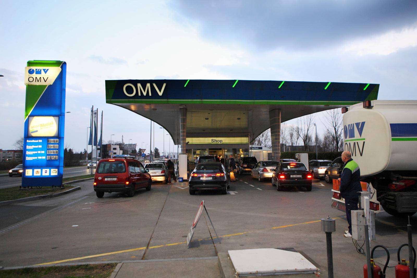 19.03.2012., Zagreb - Guzva na benzinskoj postaji OMV u staroj Velikogorickoj zbog povecanja cijena goriva od ponoci. rPhoto: Tomislav Miletic/PIXSELL