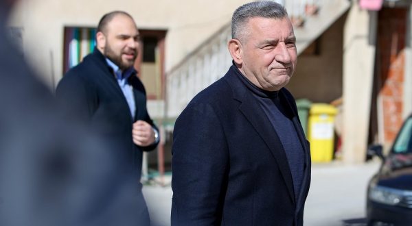 12.03.2023., Pakostane - General Ante Gotovina zupnoj crkvi u rodnim Pakostanima poklonio 22 vitraja s oslikanim svecima Photo: Sime Zelic/PIXSELL