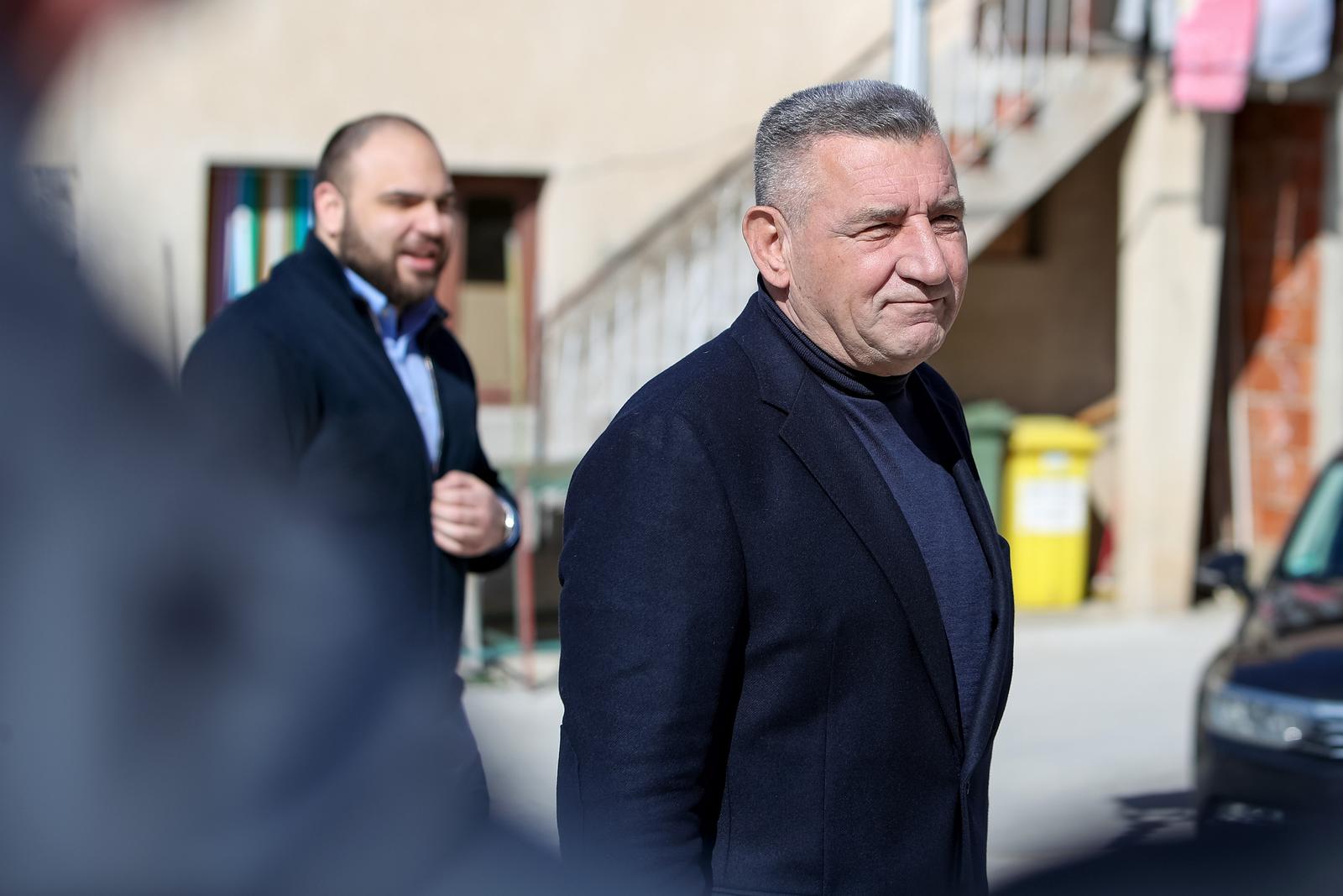 12.03.2023., Pakostane - General Ante Gotovina zupnoj crkvi u rodnim Pakostanima poklonio 22 vitraja s oslikanim svecima Photo: Sime Zelic/PIXSELL