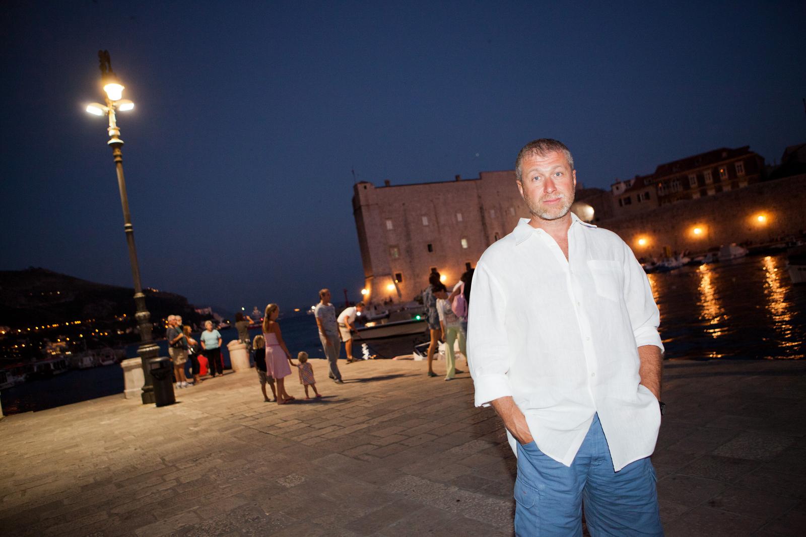 07.09.2012., Dubrovnik - Ruski oligarh i predsjednik engleskog nogometnog kluba Chelsea Roman Abramovic s djevojkom Dashom Zhukovom prosetao je Stradunom. U poslijepodnevnim satima stigli su jahtom dugom 130 metara. rPhoto: Grgo Jelavic/PIXSELL