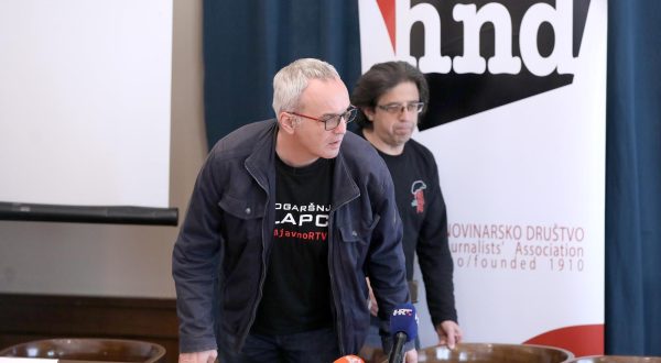 13.04.2022., Zagreb - U Novinarskom domu odrzana je konferencija za medije Hrvatskog novinarskog drustva. HND je upozorio na seriju tuzbi koje su protiv novinara i medija podnijeli saborska zastupnica Romana Nikolic i predsjednik Zupanijskog suda u Osijeku Zvonko Vrban. HND smatra da se "teror SLAPP-tuzbama" nesmetano nastavlja kao jedan od oblika zastrasivanja i financijskog unistenja nezavisnog novinarstva. predsjednik Hrvoje Zovko   Photo: Patrik Macek/PIXSELL