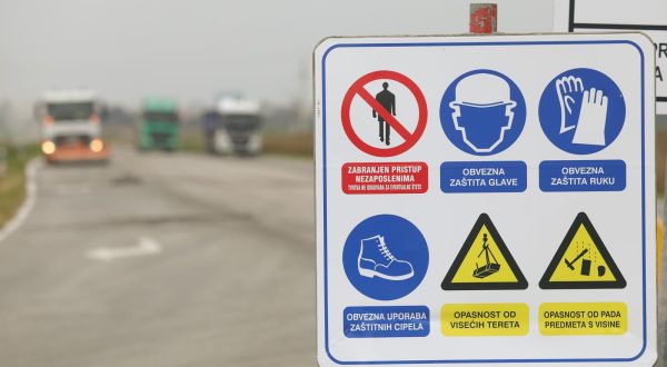 13.10.2022., Osijek - Gradonacelnik Osijeka Ivan Radic i predsjednik Uprave Hrvatskih cesta Josip Skoric obisli su radove na rekonstrukciji drzavne ceste DC213 u Sarvasu, drzavne ceste DC417 Luke tranzit- Nemetin te radove na izvanrednom odrzavanju drzavne ceste DC2 Juzna obilaznica Osijek. Photo: Dubravka Petric/PIXSELL