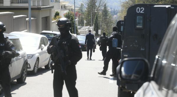 14, April, 2022, Belgrade - The Great International Arrest Action, which is taking place simultaneously in several European countries, countries in the region and the world, ie in Ecuador, is led by Europol, and in our country, the Criminal Police Directorate of the Ministry of the Interior of Serbia and the Prosecutor's Office for Organized Crime are involved in the action, Darko Saric was arrested, as was his lawyer, Dejan Lazarevic, and several police officers, including Danilo Stojanovic and Milutin Radovanovic. Photo: M.M./ATAImages

14, aprli, 2022, Beograd - U Velikoj medjunarodnoj akciji hapsenja, koja se istovremeno odvija u vise zemalja Evrope, zemljama regiona ali i sveta, odnosno u Ekvadoru, rukovodi Europol, a kod nas su u akciji ukljuceni Uprava kriminalisticke policije MUP-a Srbije i Tuzilastvo za organizovani kriminal, uhapsen je Darko Saric, kao i njegov advokat Dejan Lazarevic, nekoliko policajaca medju kojima su Danilo Stojanovic i Milutin Radovanovic. Photo: M.M./ATAImages Photo: M.M./ATAImages/PIXSELL