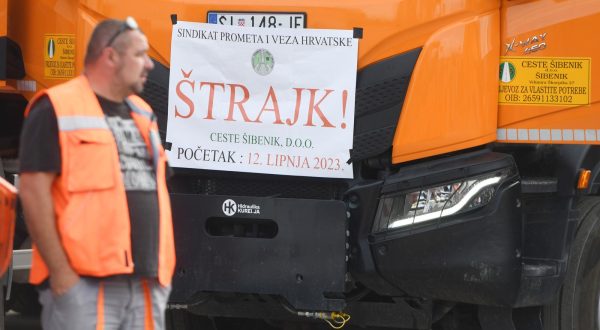 14.06.2023., Sibenik - Radnici tvrtke Ceste d.o.o Sibenik treci dan nastavljaju sa strajkom zbog neispunjenja njihovih zahtjeva. Photo: Hrvoje Jelavic/PIXSELL