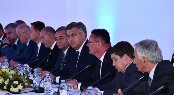 14.06.2023., Slavonski Brod - Andrej Plenkovic posjetio Sveuciliste, tvrtku Djuro Djakovic i prisustvovao sastanaku Vlade sa zupanima, predstavnicima Udruge gradova u Republici Hrvatskoj i Hrvatske zajednice opcina. Photo: Ivica Galovic/PIXSELL