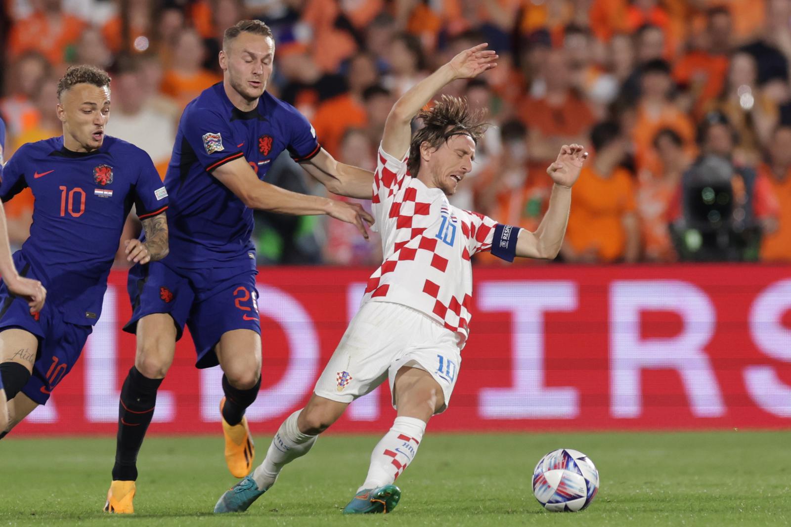 14.06.2023., stadion Feyenoord "De Kuip", Rotterdam, Nizozemska - UEFA Liga Nacija, polufinale, Nizozemska - Hrvatska. Teun Koopmeiners, Luka MOdric Photo: Luka Stanzl/PIXSELL