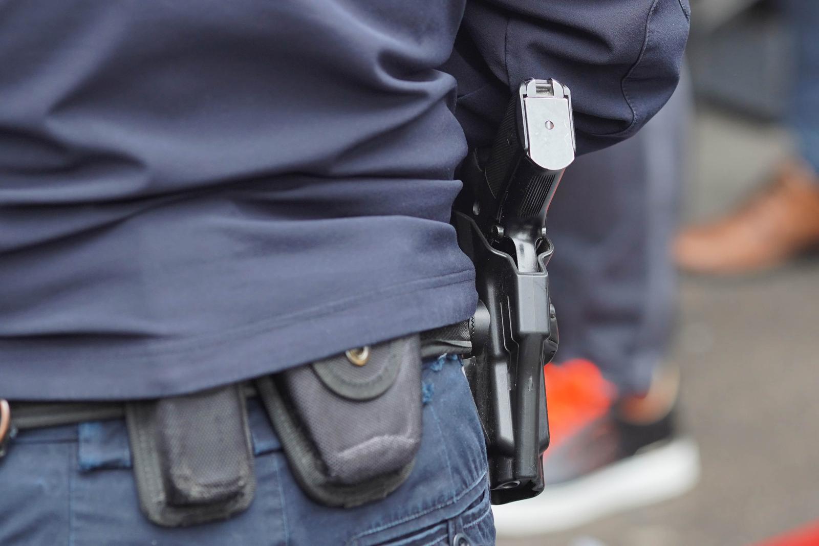 15.05.2023., Centar grada, Banja Luka (BiH)  Pripadnici MUP RS i sudska policija je danas uz pomoc tehnickih lica preuzela restoran Balkon u centru Banjaluke zbog ovrhe koji je nalozio Osnovni sud. Preuzimanje imovine se odvijalo uz prisustvo velikog broje policajaca ali i gradjana koji su dosli da podrze poznatog banjaluckog biznismena Zorana Milakovica, dosadasnjeg vlasnika lokala, a prisutan je bio i Stojan Malbasic, takodje ugledni biznismen, koji je postao novi vlasnik prostora. U pitanju je spor koji se pred sudovima vodio vise od 22 godine. Photo: Dejan Rakita/PIXSELL