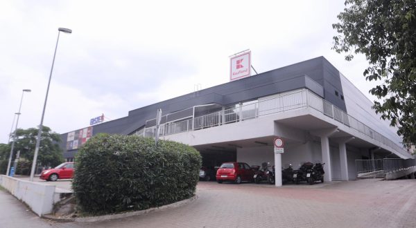 15.06.2023., Split - U prostoru trgovackog centra Kaufland nesto prije ponoci u nesreci kod prese za papir smrtno stradala 50-godosnja djelatnica. Centar je jutros zatvoren. Photo: Ivo Cagalj/PIXSELL