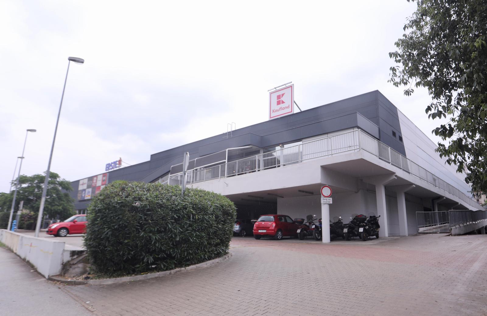15.06.2023., Split - U prostoru trgovackog centra Kaufland nesto prije ponoci u nesreci kod prese za papir smrtno stradala 50-godosnja djelatnica. Centar je jutros zatvoren. Photo: Ivo Cagalj/PIXSELL