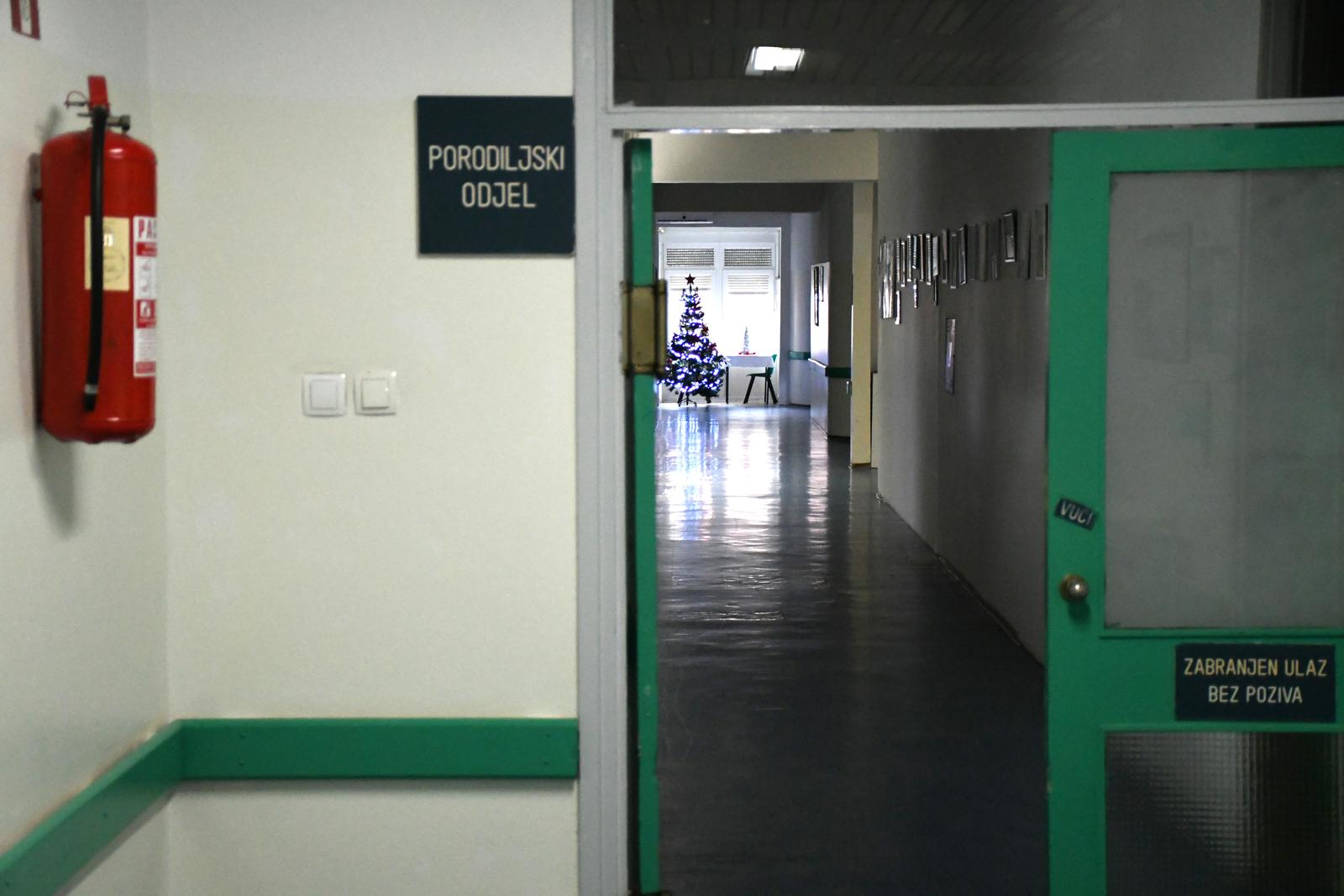 15.12.2022., Bjelovar- Odjel Ginekologije - rodilista bogatiji je za vrijednu donaciju koja je od izuzetne pomoci u svakodnevnom radu u radjaoni. Naime tvrtka, BKL iz Rovisca je nesebicno donirala cek od preko 45.000 kuna za kupnju dva moderna CTG uredjaja koji  podizu razinu kvalitete rada i zadovoljavaju potrebe radjaone i rodilista.  Doanciju su predali Nikolina i Kristijan Laco u ruke ravnateljice Opce bolnice Sanele Grbas Bratkovic i voditelju Odjela ginekologije Tomislavu Simeku Photo: Damir Spehar/PIXSELL