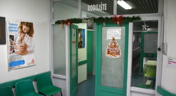 15.12.2022., Bjelovar- Odjel Ginekologije - rodilista bogatiji je za vrijednu donaciju koja je od izuzetne pomoci u svakodnevnom radu u radjaoni. Naime tvrtka, BKL iz Rovisca je nesebicno donirala cek od preko 45.000 kuna za kupnju dva moderna CTG uredjaja koji  podizu razinu kvalitete rada i zadovoljavaju potrebe radjaone i rodilista.  Doanciju su predali Nikolina i Kristijan Laco u ruke ravnateljice Opce bolnice Sanele Grbas Bratkovic i voditelju Odjela ginekologije Tomislavu Simeku Photo: Damir Spehar/PIXSELL