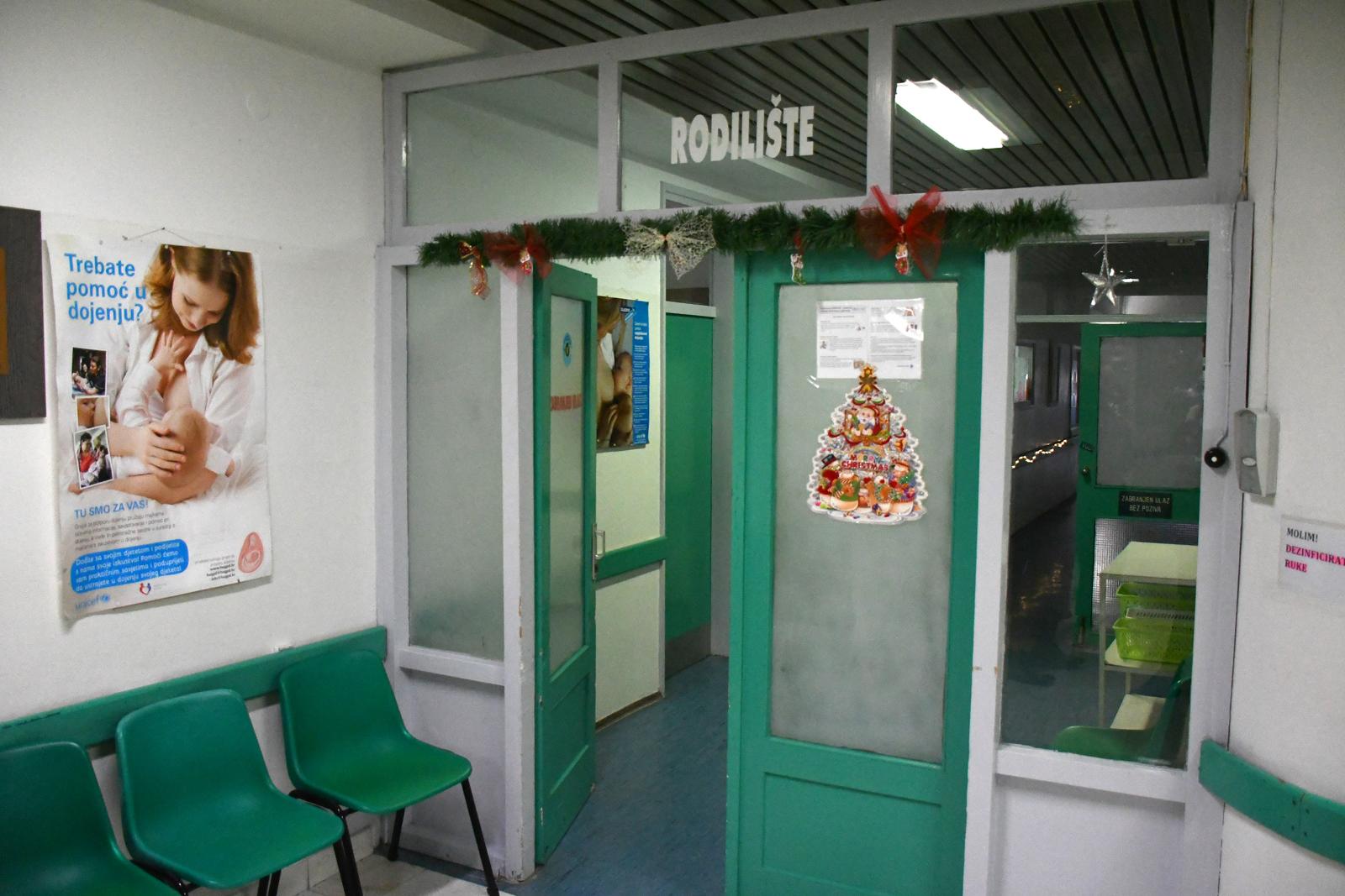 15.12.2022., Bjelovar- Odjel Ginekologije - rodilista bogatiji je za vrijednu donaciju koja je od izuzetne pomoci u svakodnevnom radu u radjaoni. Naime tvrtka, BKL iz Rovisca je nesebicno donirala cek od preko 45.000 kuna za kupnju dva moderna CTG uredjaja koji  podizu razinu kvalitete rada i zadovoljavaju potrebe radjaone i rodilista.  Doanciju su predali Nikolina i Kristijan Laco u ruke ravnateljice Opce bolnice Sanele Grbas Bratkovic i voditelju Odjela ginekologije Tomislavu Simeku Photo: Damir Spehar/PIXSELL