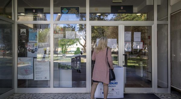 16.04.2020., Pula - rHrvatski zavod za zaposljavanje u Puli.  Vidno manje je ponudjenih poslova na ulaznim prozorima HZZ-a.rPhoto: Srecko Niketic/PIXSELL
