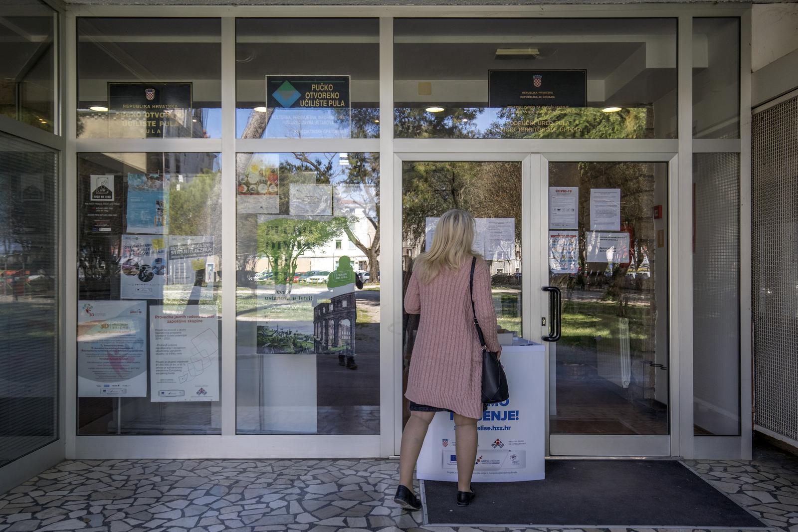 16.04.2020., Pula - rHrvatski zavod za zaposljavanje u Puli.  Vidno manje je ponudjenih poslova na ulaznim prozorima HZZ-a.rPhoto: Srecko Niketic/PIXSELL