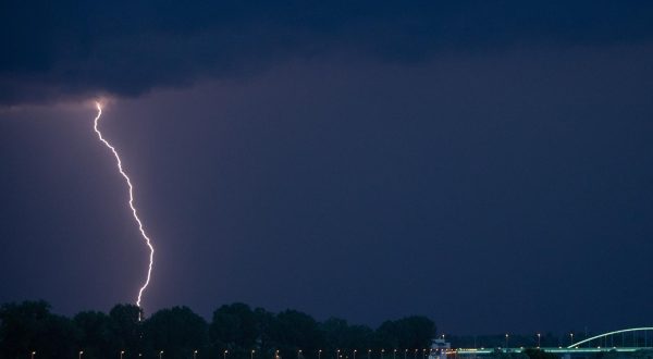 16.06.2019., Zagreb - Grmljavinsko nevrijeme praceno pljuskovima u vecernjim satima pogodilo je Zagreb.rPhoto: Davor Puklavec/PIXSELL