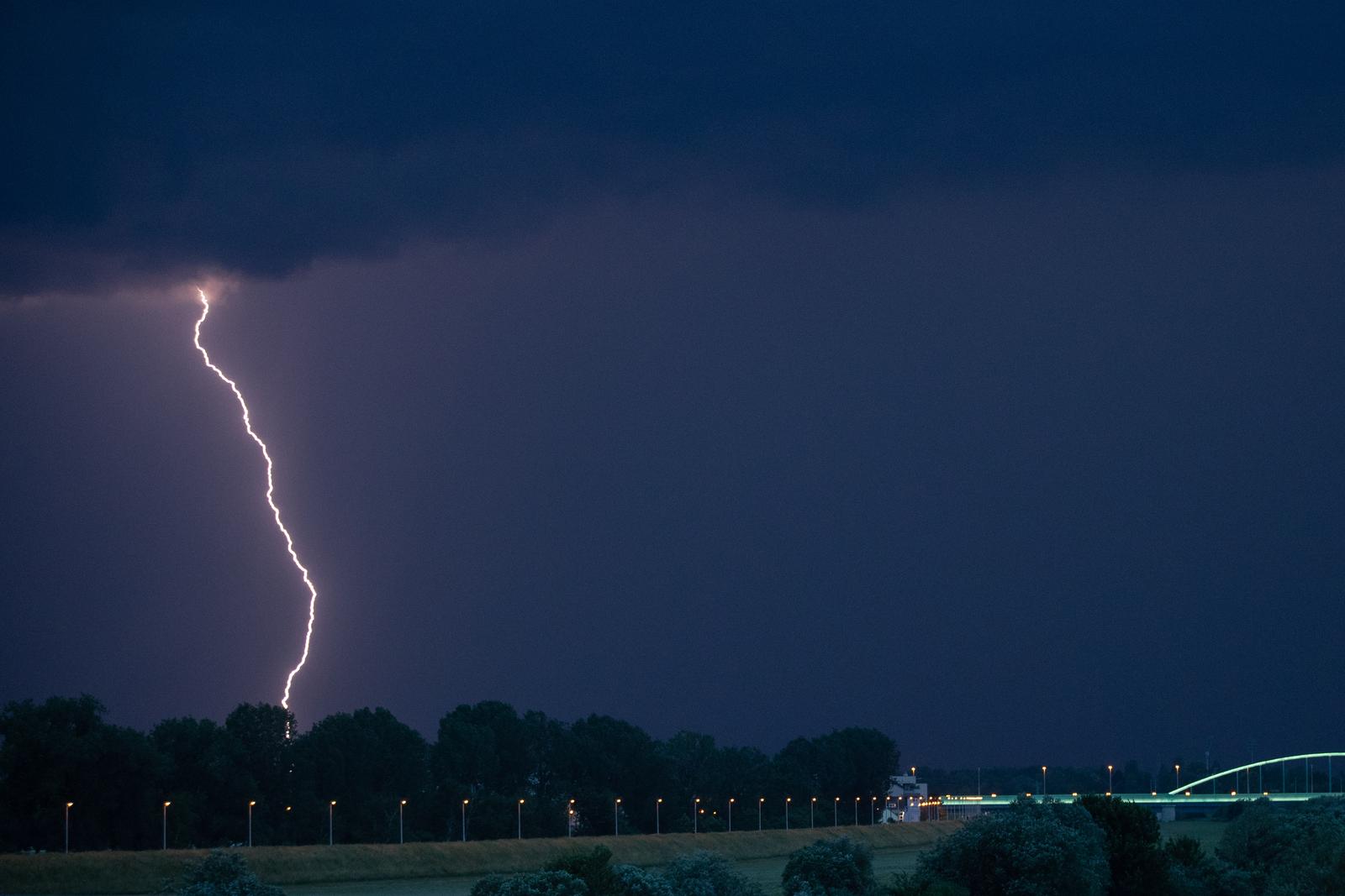 16.06.2019., Zagreb - Grmljavinsko nevrijeme praceno pljuskovima u vecernjim satima pogodilo je Zagreb.rPhoto: Davor Puklavec/PIXSELL