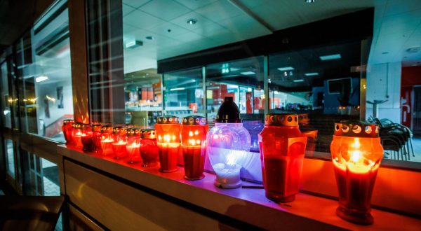 15.06.2023., Split - Upaljeni lampioni ispred trgovackog centra Kaufland. Gradjani i kolege preminule kolegice spontano su zapalili lampione ispred ulaza u Trgovacki centar. Photo: Zvonimir Barisin/PIXSELL