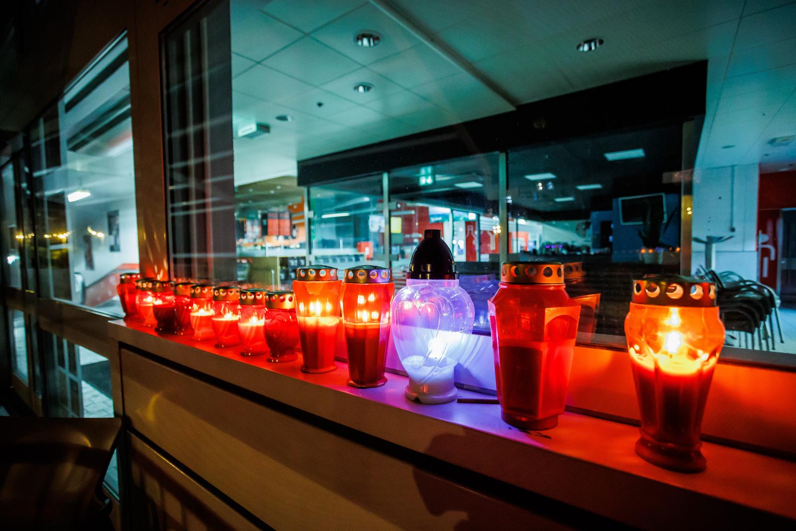 15.06.2023., Split - Upaljeni lampioni ispred trgovackog centra Kaufland. Gradjani i kolege preminule kolegice spontano su zapalili lampione ispred ulaza u Trgovacki centar. Photo: Zvonimir Barisin/PIXSELL