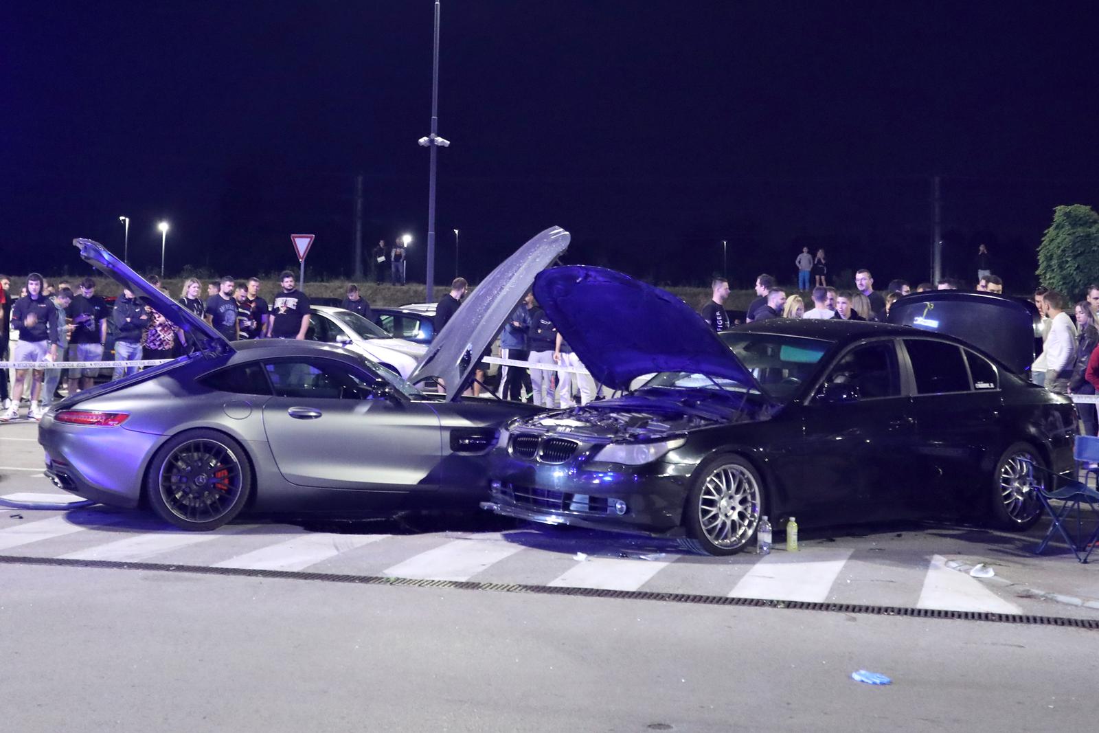 16.06.2023., Zagreb - Teska prometna nesreca dogodila se u veceras oko 22 sata u Buzinu kada je vozac automobila naletio na vise pjesaka na parkiralistu trgovackog centra. Više ozljedjenih osoba lezalo je na podu po dolasku hitnih sluzbi te su pozvana jos troja kola hitne pomoc. 
Osobu koja se nalazila ispod osobnog vozila oslobodili su djelatnici Hitne medicinske pomoci.  Photo: Emica Elvedji/PIXSELL
