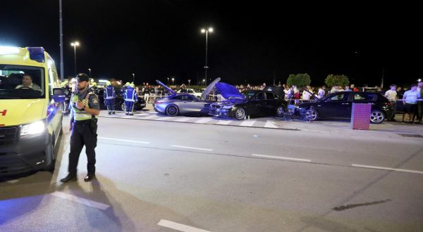 16.06.2023., Zagreb - Teska prometna nesreca dogodila se u veceras oko 22 sata u Buzinu kada je vozac automobila naletio na vise pjesaka na parkiralistu trgovackog centra. Više ozljedjenih osoba lezalo je na podu po dolasku hitnih sluzbi te su pozvana jos troja kola hitne pomoc. 
Osobu koja se nalazila ispod osobnog vozila oslobodili su djelatnici Hitne medicinske pomoci.  Photo: Emica Elvedji/PIXSELL
