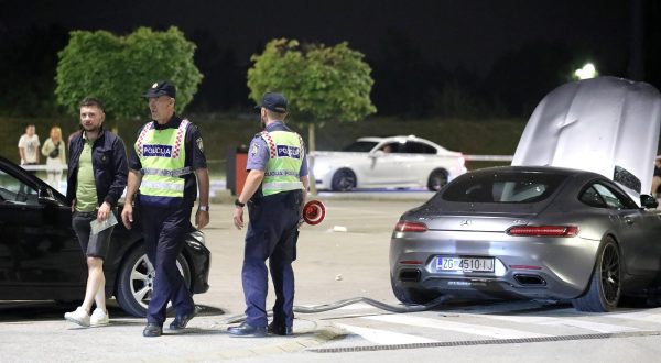 16.06.2023., Zagreb - Teska prometna nesreca dogodila se u veceras oko 22 sata u Buzinu kada je vozac automobila naletio na vise pjesaka na parkiralistu trgovackog centra. Više ozljedjenih osoba lezalo je na podu po dolasku hitnih sluzbi te su pozvana jos troja kola hitne pomoc. 
Osobu koja se nalazila ispod osobnog vozila oslobodili su djelatnici Hitne medicinske pomoci.  Photo: Emica Elvedji/PIXSELL