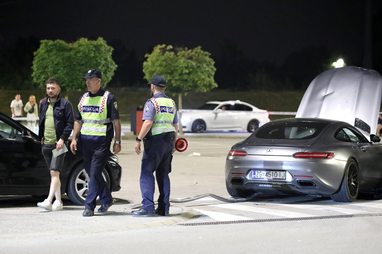 16.06.2023., Zagreb - Teska prometna nesreca dogodila se u veceras oko 22 sata u Buzinu kada je vozac automobila naletio na vise pjesaka na parkiralistu trgovackog centra. Više ozljedjenih osoba lezalo je na podu po dolasku hitnih sluzbi te su pozvana jos troja kola hitne pomoc. 
Osobu koja se nalazila ispod osobnog vozila oslobodili su djelatnici Hitne medicinske pomoci.  Photo: Emica Elvedji/PIXSELL