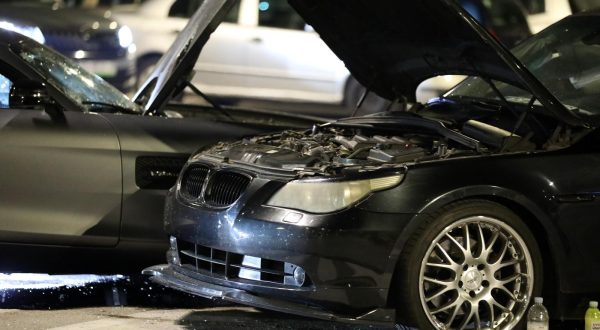 16.06.2023., Zagreb - Teska prometna nesreca dogodila se u veceras oko 22 sata u Buzinu kada je vozac automobila naletio na vise pjesaka na parkiralistu trgovackog centra. Više ozljedjenih osoba lezalo je na podu po dolasku hitnih sluzbi te su pozvana jos troja kola hitne pomoc. 
Osobu koja se nalazila ispod osobnog vozila oslobodili su djelatnici Hitne medicinske pomoci.  Photo: Emica Elvedji/PIXSELL