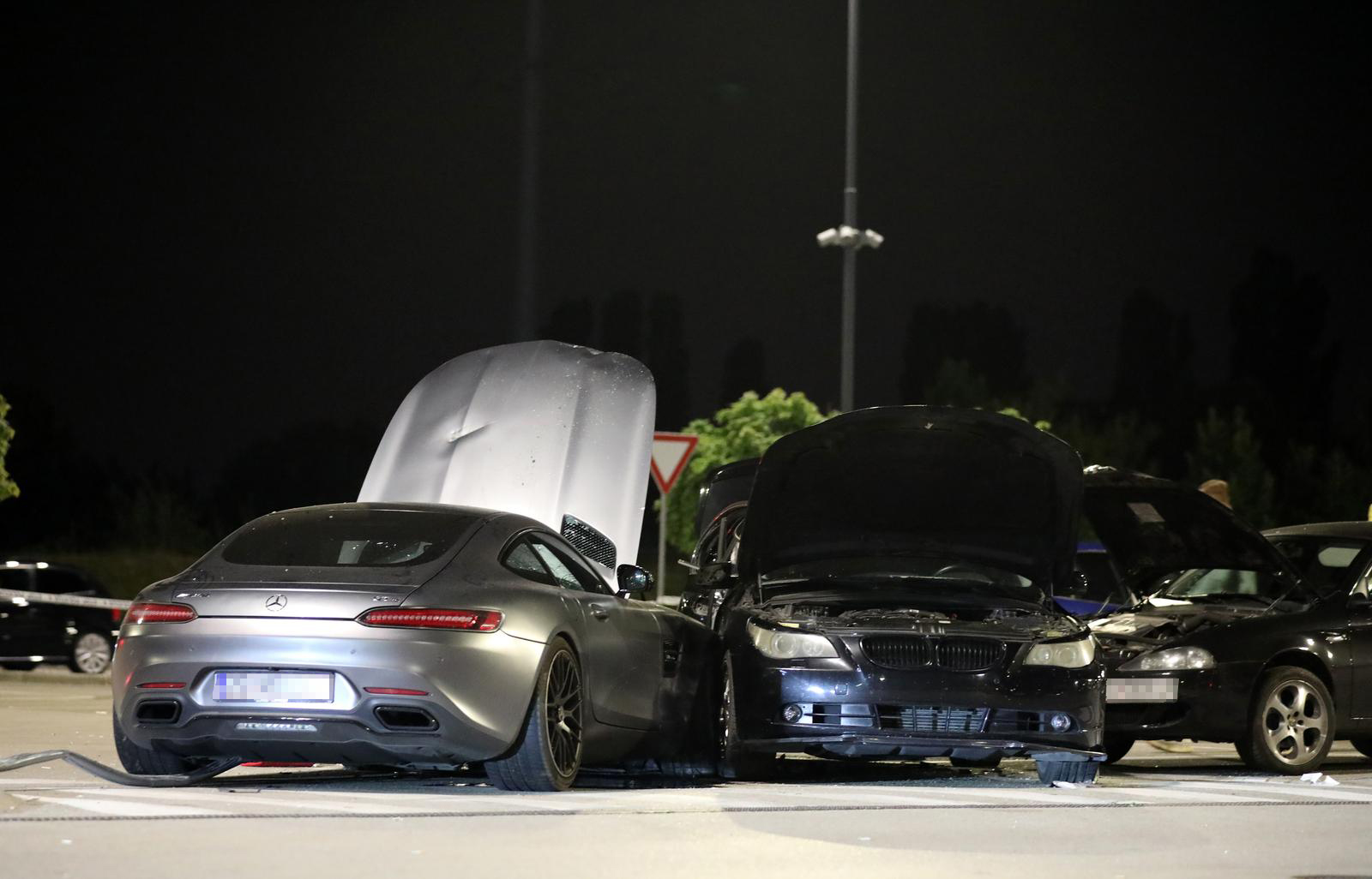 16.06.2023., Zagreb - Teska prometna nesreca dogodila se u veceras oko 22 sata u Buzinu kada je vozac automobila naletio na vise pjesaka na parkiralistu trgovackog centra. Više ozljedjenih osoba lezalo je na podu po dolasku hitnih sluzbi te su pozvana jos troja kola hitne pomoc. 
Osobu koja se nalazila ispod osobnog vozila oslobodili su djelatnici Hitne medicinske pomoci.  Photo: Emica Elvedji/PIXSELL