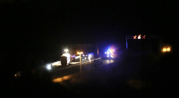 16.06.2023., Dugopolje - Jedna je osoba smrtno stradala u teskoj prometnoj koja se dogodila na A1 izmedju cvora Split i cvora Bisko, a u kojoj su sudjelovala dva osobma automobila te kamion. Autocesta A1 potpuno je zatvorena za promet na cvoru Dugopolje, a u tijeku je ocevid. Photo: Ivo Cagalj/PIXSELL