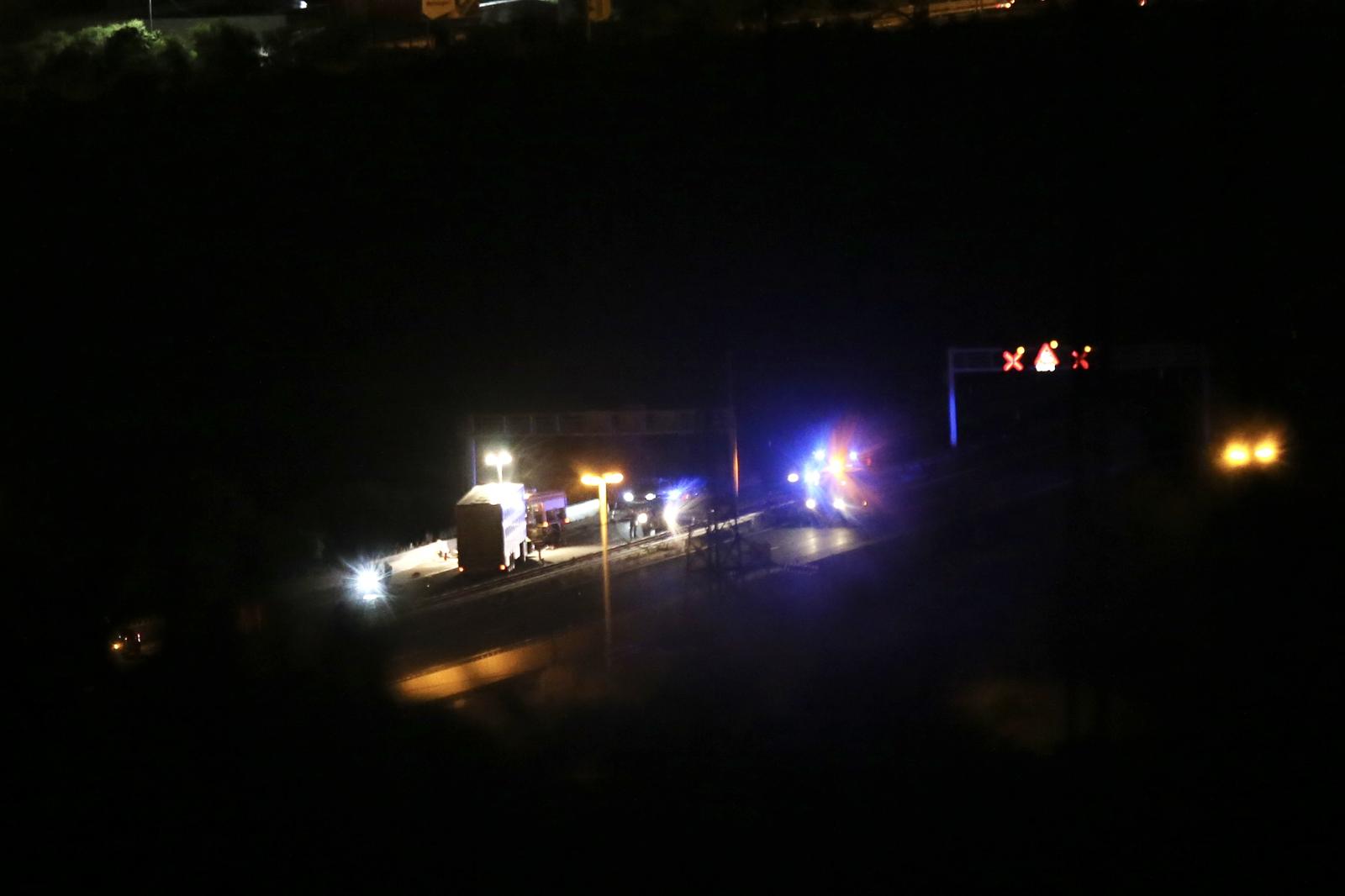 16.06.2023., Dugopolje - Jedna je osoba smrtno stradala u teskoj prometnoj koja se dogodila na A1 izmedju cvora Split i cvora Bisko, a u kojoj su sudjelovala dva osobma automobila te kamion. Autocesta A1 potpuno je zatvorena za promet na cvoru Dugopolje, a u tijeku je ocevid. Photo: Ivo Cagalj/PIXSELL