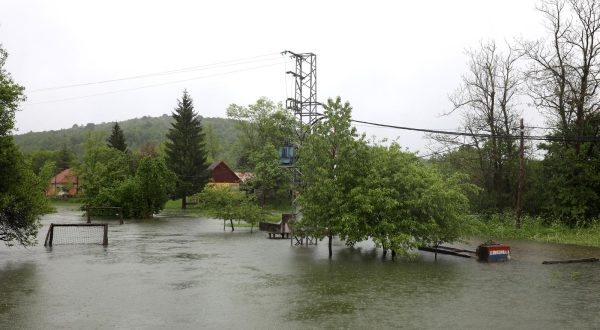 17.05.2023., Ogulin - Doslo je do izlijevanja rijeke Dobre na drzavnu cestu 42, ispod Frankopanske kule, koja je zatvorena za prometovanje.  Photo: Nel Pavletic/PIXSELL