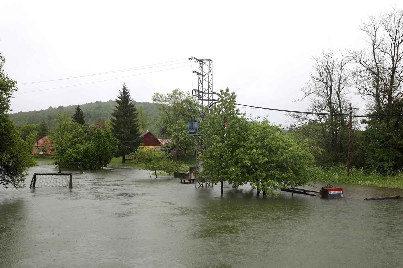 17.05.2023., Ogulin - Doslo je do izlijevanja rijeke Dobre na drzavnu cestu 42, ispod Frankopanske kule, koja je zatvorena za prometovanje.  Photo: Nel Pavletic/PIXSELL