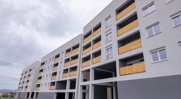 17.05.2023., Zadar - Direktor APN-a g. Dragan Hristov sa suradnicima boravio je radnom posjetu Zadru. Tom je prilikom obisao stanove iz programa društveno poticane stanogradnje na lokaciji Crvene kuce. Photo: Dino Stanin/PIXSELL