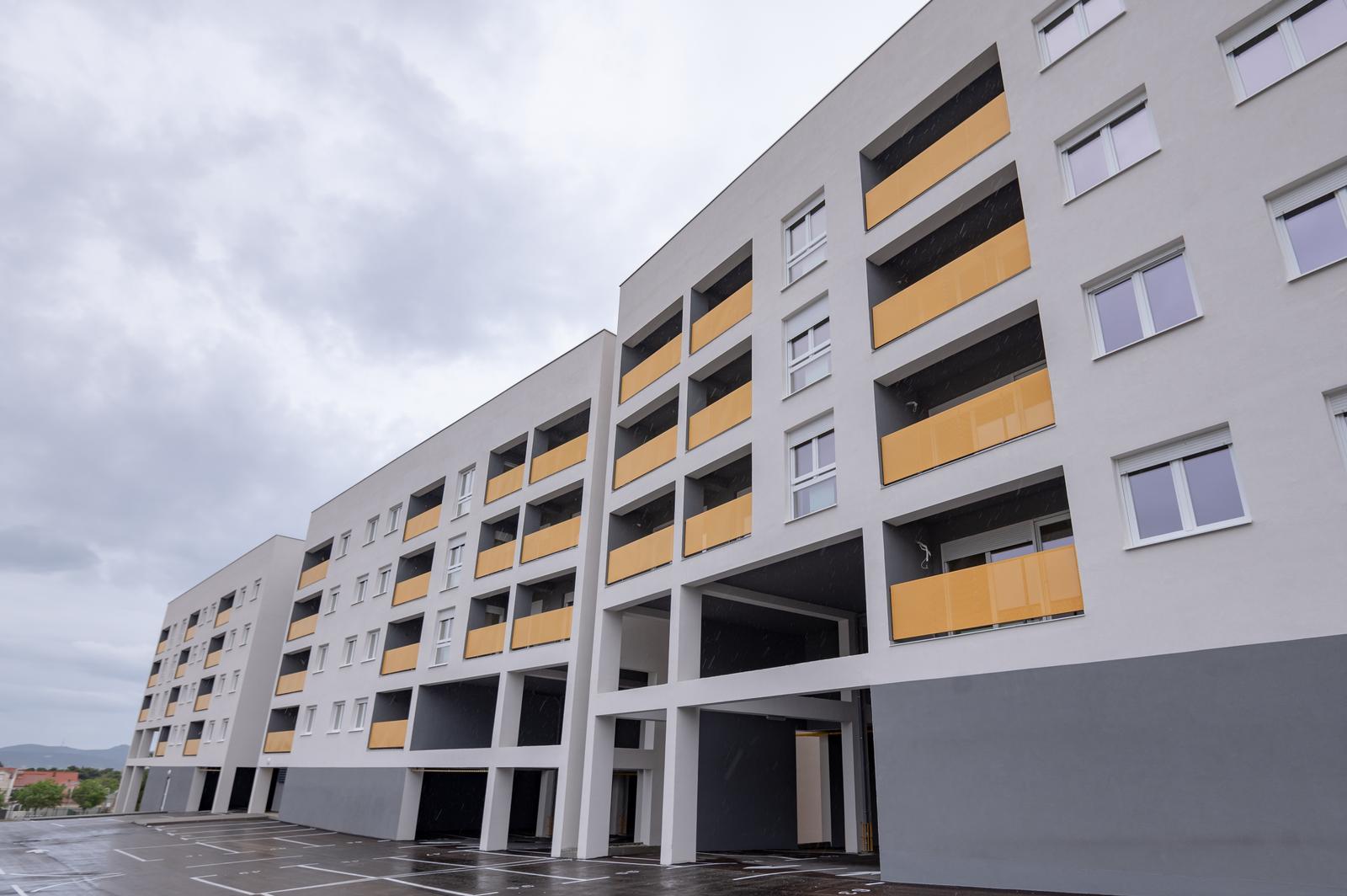17.05.2023., Zadar - Direktor APN-a g. Dragan Hristov sa suradnicima boravio je radnom posjetu Zadru. Tom je prilikom obisao stanove iz programa društveno poticane stanogradnje na lokaciji Crvene kuce. Photo: Dino Stanin/PIXSELL