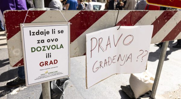 17.05.2023., Split - Vijece kotara Lucac - Manus u Splitu organiziralo je prosvjed kako bi skrenuli pozornost na neodgovorena pitanja vezana uz gradnju garazno-poslovnog kompleksa Small Mall i probleme s kojima gradani tog kotara zive desetljecima. Photo: Milan Sabic/PIXSELL
