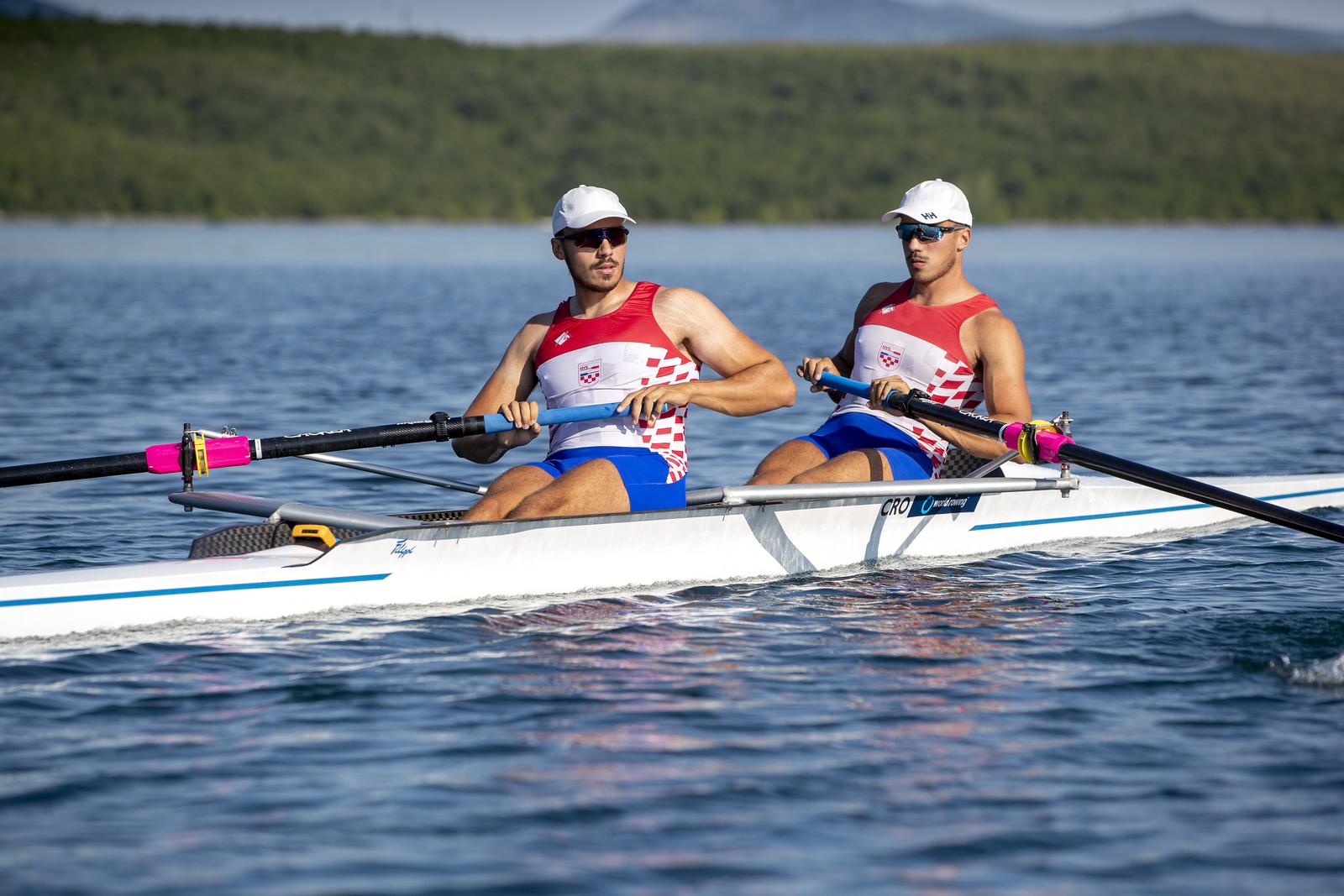 11.06.2021., Sinj - Hrvatski veslaci, braca Patrik i Anton Loncaric treniraju na Peruckom jezeru."nPhoto: Igor Kralj/PIXSELL